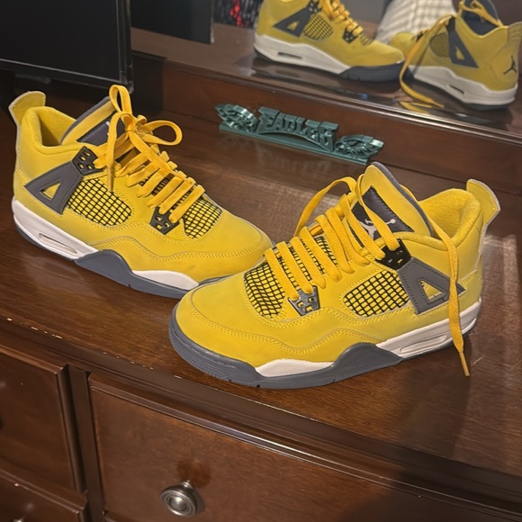Authentic 
Air Jordan 4 Retro 'Lightning' 2021 - Picture 3 of 3